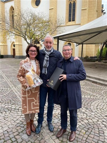 Petra Schneider (links) und Horst Gies (rechts) verabschieden den Leiter der Agentur für Arbeit Frank Schmidt. Foto: Petra Schneider