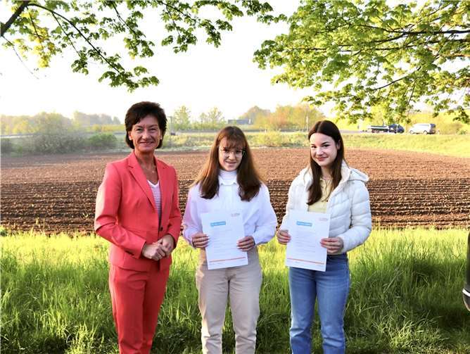 Petra Schneider mit Anna Sophie Nagel (Mitte) und Hannah Adam. Foto: privat