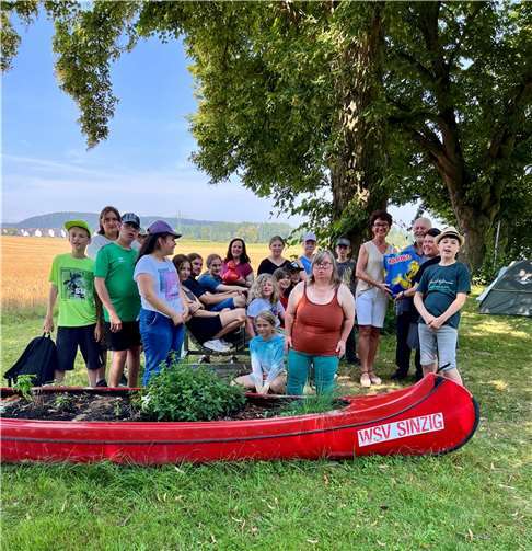 Petra Schneider mit Frauke Weller und dem „zaubernden Diakon“ gemeinsam mit den Teilnehmerinnen und Teilnehmern des inklusiven WSV Sommercamps.  Foto: Frauke Weller