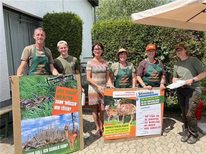 Petra Schneider MdL: „Diese Jagdgesetz-Novelle ist der falsche Weg – ich stehe an der Seite unserer Jägerinnen und Jäger“ Petra Schneider mit Jägerinnen und Jägern aus dem Hegering Brohltal. Foto: Petra Schneider
