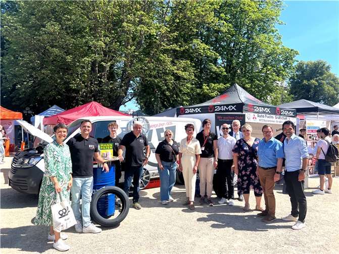 Petra Schneider mit Vertretern der IHK, HwK, Agentur für Arbeit, Wirtschaftsförderung und der ADD am Stand von KFZ Jeub. Foto: privat