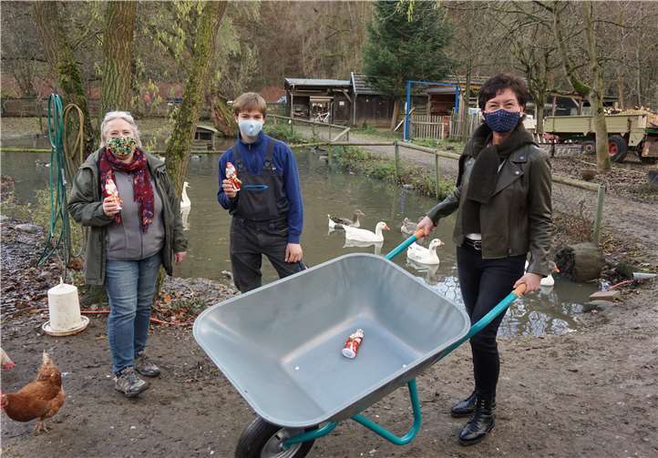 Petra Schneider (r.) bei der Übergabe der neuen Heuschubkarre.Foto: privat