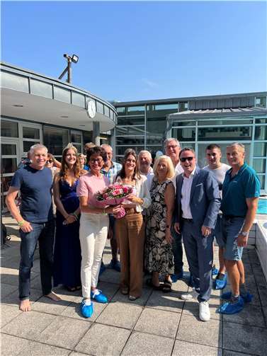 Petra Schneider überreicht Blumengrüße an Ricarda Funk gemeinsam mit Marcel Caspers, der Brunnenkönigin Sophie I. und weiteren Vertretern der Kommunalpolitik. Foto: privat