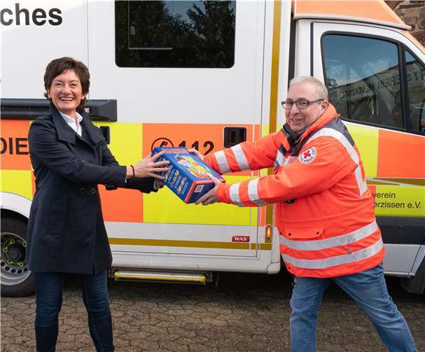 Petra Schneider überreicht dem DRK ein Symbol ihrer Dankbarkeit. Foto: privat