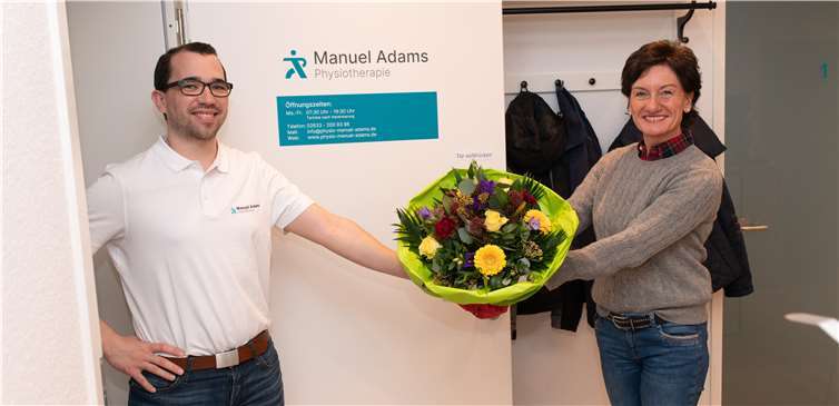 Petra Schneider überreichte Manuel Adams mit einem Blumenpräsent. Foto:privat
