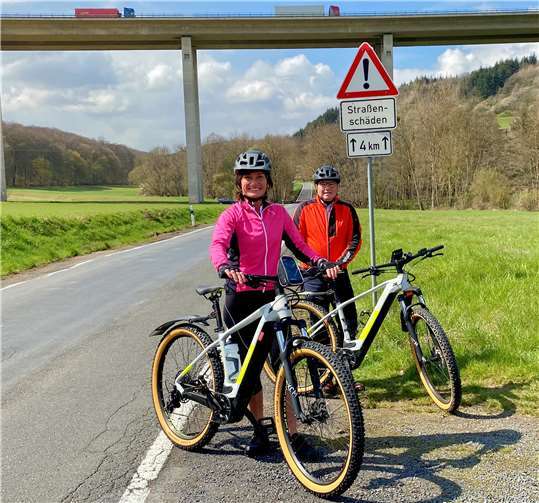 Petra Schneider und Horst Gies an der L87.Foto: privat