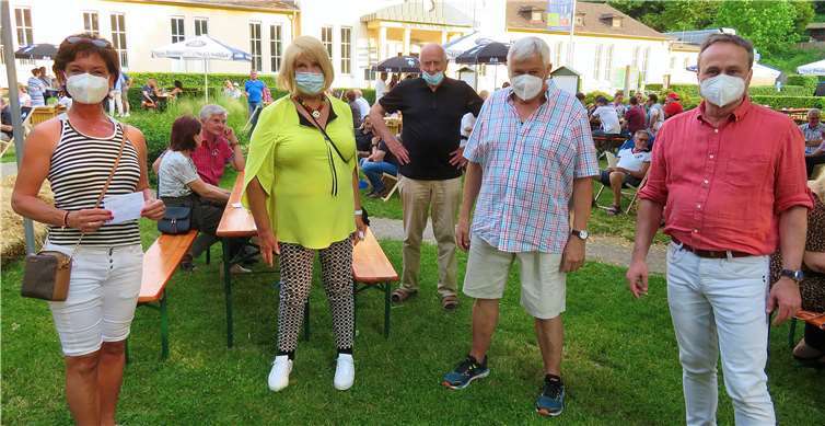 Petra Schneider von der CDU (li.), Geschäftsführer der Römer-Thermen Bernd Schmitz (re.) und einigen Mitgliedern des neu gegründeten Fördervereins.Fotos: Rolf Niemeyer
