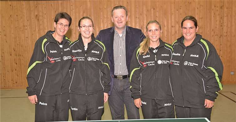 Petra Schon, Kerstin Roßbruch, Sponsor Georg Grohs, Gabi Völker und Sandra Hänel stellten die neuen Trainingsanzüge vor.Hans Bernd Sonntag