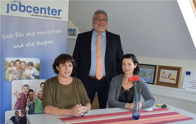 Petra Schorr-Balzer und Katharina Mittelstaedt (v.l.) bringen Frauen in Beschäftigung. Im Bild hinten: Rolf Koch, Geschäftsführer des Jobcenters Landkreis Mayen-Koblenz.privat