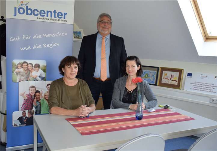 Petra Schorr-Balzer und Katharina Mittelstaedt (v.l.) bringen Frauen in Beschäftigung. Rolf Koch, Geschäftsführer des Jobcenters Landkreis Mayen-Koblenz, ist stolz auf das Projekt.  Jobcenter Mayen-Koblenz