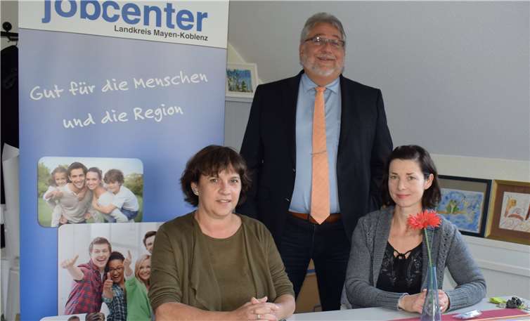 Petra Schorr-Balzer und Katharina Mittelstaedt (v.l.) bringen Frauen in Beschäftigung; (hinten) Rolf Koch, Geschäftsführer des Jobcenters Landkreis Mayen-Koblenz. privat