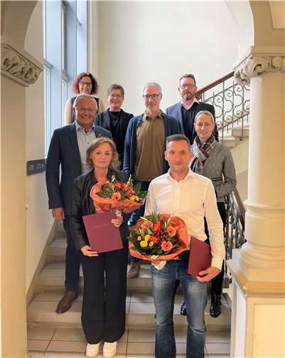 Petra Spohr-Schäfer und Werner Gräf sind der Kreisverwaltung seit 40 bzw. 25 Jahren treu. Zum Dienstjubiläum gratulierten (von links) Landrat Achim Hallerbach, Personalratsvorsitzende Birgit Eisenhuth, Kerstin Grundmann, Stefan Roos, Oliver Honnef und Büroleiterin Diana Wonka. Foto: Kreisverwaltung Neuwied