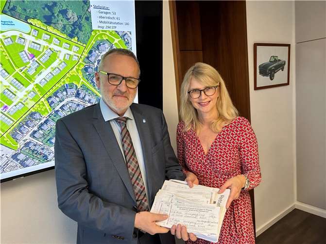 Petra Vieten überreicht Bürgermeister Jörg Schmidt „fast 2000 Unterschriften“. Foto: Gemeinde Wachtberg/ds
