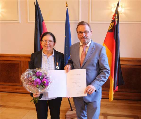 Petra Wienpahl aus Mendig bekam vom Präsident der Struktur- und Genehmigungsdirektion (SGD) Nord, Wolfgang Treis, in Vertretung von Ministerpräsidentin Malu Dreyer die Verdienstmedaille des Landes Rheinland-Pfalz für besonderes ehrenamtliches Engagement ausgehändigt.  Foto: SGD Nord