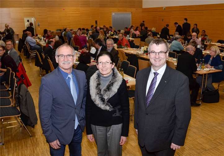Petra Wienpahl aus Mendig war Gast beim diesjährigen Ehrenamtstag des Landkreises Mayen-Koblenz in der Plaidter Hummerichhalle, bei der Landrat Dr. Alexander Saftig die vielen ehrenamtlichen Flüchtlingshelfer ehrte. Kreistagsmitglied, Ernst Einig (links) freute sich mit der Geehrten. privat