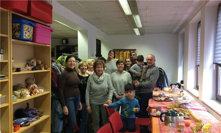 Petra Wienpahl, links, mit Flüchtlingsfamilien und einem Teil des regelmäßigen Helferstabs im Kaffee Kunterbunt vor dem Kleidershop. Privat