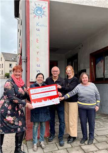 Petra Wienpahl und Ernst Einig (Mitte) vom Kaffee Kunterbunt freuen sich über die großzügige Spende von den Flohmarktorganisatorinnen, Nicole Deckarm (links), Caroline Hamann und Christa Weiler (rechts).  Foto: privat