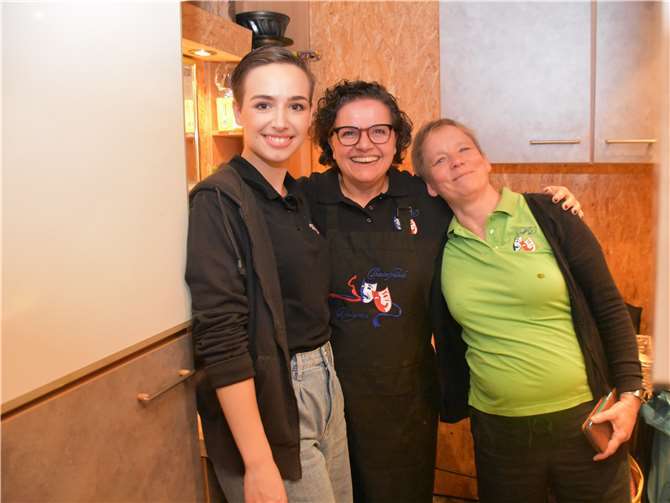 „Charleys Tante“ begeisterte das Publikum Petra Zavelberg-Lohmer mit ihrer Tochter Pauline und Mathi Vossen-Greib sorgten für das leibliche Wohl.