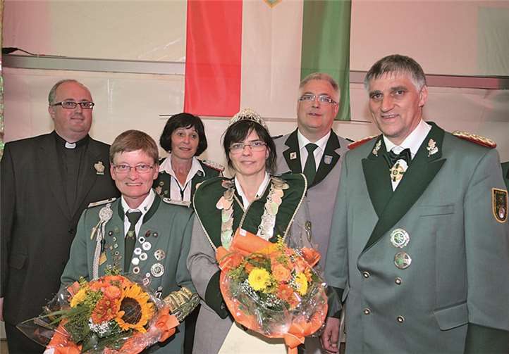 Petra Zimmer (M.) von der Mayener St. Sebastianus Schützengesellschaft ist neue Schützenkönigin des Schützenbundes Maria Laach. Mit ihr freuen sich (v.l.) der neue Präses Dr. Volker Malburg, die jetzt ehemalige Königin Edith Wagner, Geschäftsführerin Monika Rausch, der Mayener Brudermeister Jürgen Kreusch und Bundesmeister Norbert Steffens.