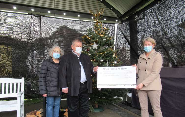 Petra und Matthias Kircher bei der Spendenübergabe an Geschäftsführerin Iris Schubert (r.).Foto: privat