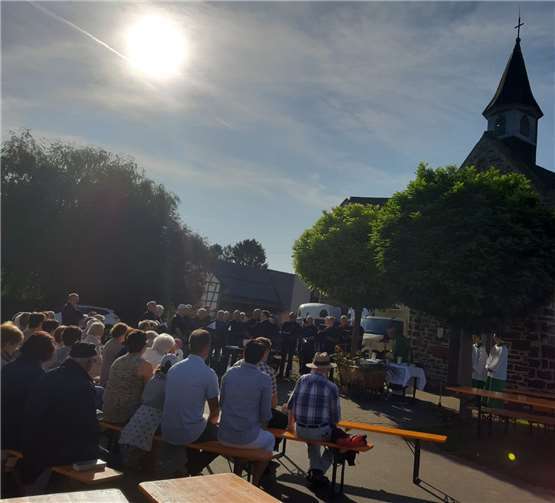 Petrus hatte seine Gunst voll auf Löf gerichtet - gemeinsam genoss man die Herbstsonne. Foto: privat