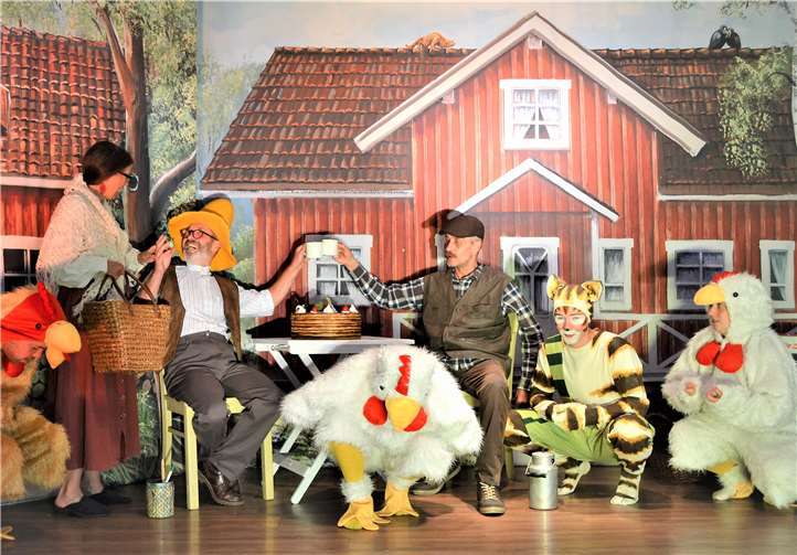 Pettersson, Findus, Nachbar Gustavsson, Nachbarin Beda Andersson, Hahn Caruso, Henne Henni und die Henne Mathilda. Kiwi Kindertheater