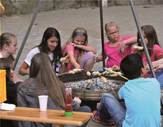 Pfadfinderfeeling beim Stockbrotbacken.