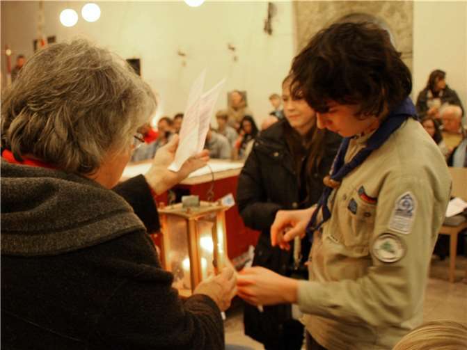 Pfadfinderinnen und Pfadfinder bringen das Friedenslicht aus Bethlehem ins Bistum Trier.  Foto: Archiv/Bistum Trier