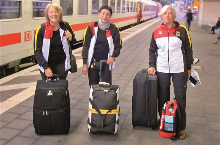 Pfaffendorf/Helsinki. Auf nach Helsinki! Wie bereits im Mai berichtet, bereiteten sich drei Aktive des BSV Pfaffendorf auf die Welt-Gymnaestrada in Helsinki vor. Nun ist es soweit. Die Delegationskleidung ist angekommen, die Proben sind abgeschlossen. Auf die Vorfreude folgte der Abflug: Dorle Hock, Inge Dlugoß und Gisela Leffler (v.l.). privat