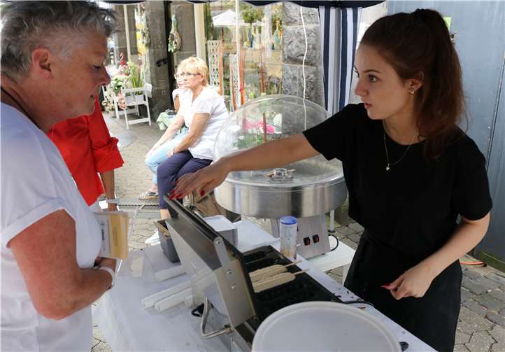 Pfannkuchen am Stiel: Es duftete verführerisch im Brücken-Carré.