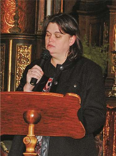 Pfarreireferentin Christel Fassian-Müller am Mikrofon. FA