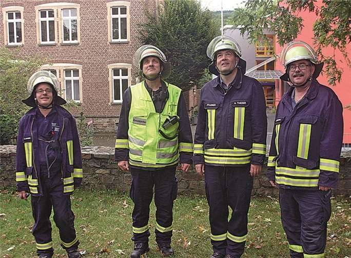 Pfarrer Achim Thieser (2. v. r.), selbst Mitglied der Wehr, verfolgte das Geschehen nicht nur, sondern musste teilweise aktiv eingreifen. RÜ