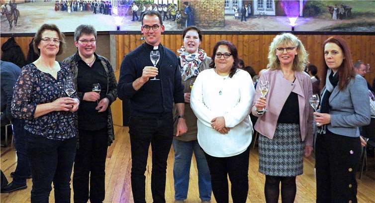 Pfarrer Alexander Burg begrüßte beim Neujahrsempfang der Pfarreiengemeinschaft Grafschaft unter anderem die Pfarreienratsvorsitzende Anita Schneider (Zweite von rechts) sowie die aktuellen und ehemaligen Gemeindereferentinnen und Gemeindeassistentinnen.JOST