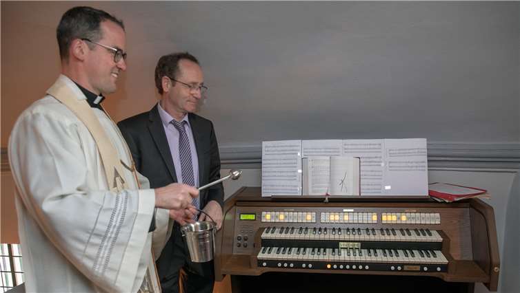 Pfarrer Alexander Burg segnete die neue Orgel in der Hubertuskapelle in Bölingen, die anschließend von Organist Heinrich Fuchs erstmals offiziell gespielt wurde. Fotos: Jost