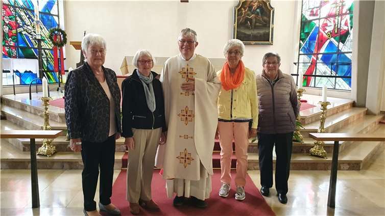 Pfarrer Alexander Kurp gratuliert dem Vorstandsteam zum 70-jährigen Bestehen der Katholischen Frauengemeinschaft. Foto: privat