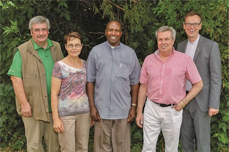 Pfarrer Aloyce Urio (Mitte), Pfarrer Norbert Missong (rechts) und Bürgermeister Busch (links) mit den beiden Initiatoren des Freundeskreises Aids-Waisenkinder Moshi/Tansania, Inge (zweite v.l.) und Otto Warmbold (zweiter v.re.). Thomas Bergbold