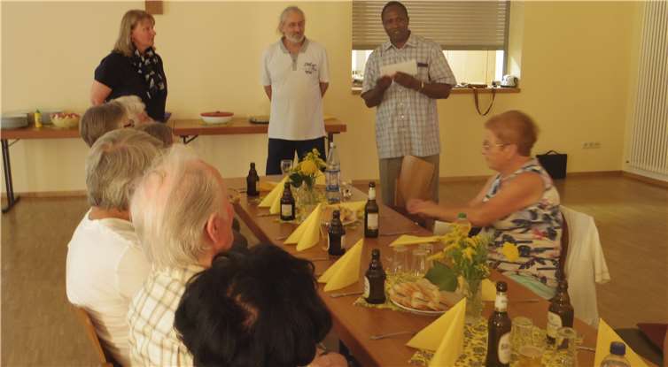 Pfarrer Aloyce ist ein gern gesehener Gast beim Kirchenchor. privat