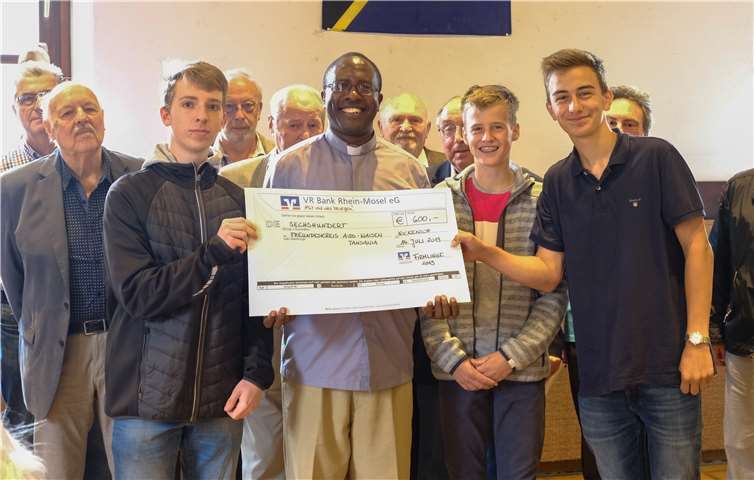 Pfarrer Aloyse Brio nimmt die Spende aus den Händen der Firmlinge entgegen.Foto: Thomas Bergbold