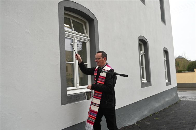 Pfarrer Andreas Kern bei der Segnung des Gebäudes.