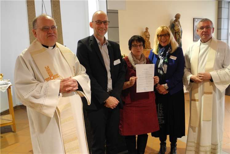 Pfarrer Andreas Lenz, Einrichtungsleiter Jörg Warnke, Beate Mallmann, Pflegedienstleiterin Martina Krupp, Pfarrer Günter Marmann (v. l.).Fotos: privat