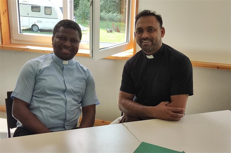 Pfarrer Anthony Antwi Boasiako und Pfarrer Twinkle Tomy als Ehrengäste