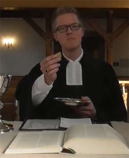 Pfarrer Beetschen beim Internet-Abendmahl. Foto: privat