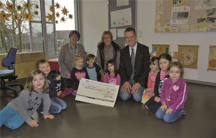 Pfarrer Beetschen besichtigte auch die Räumlichkeiten der Kindertagesstätte „St. Nikolaus“ in Niedermendig.privat