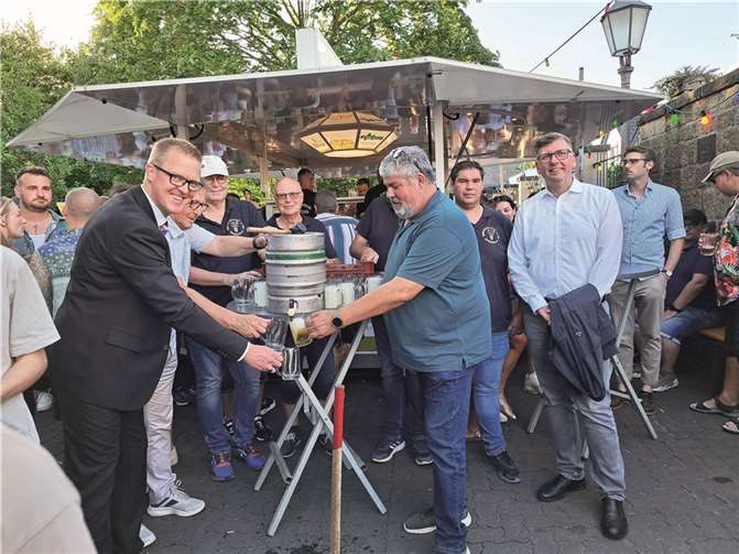 Pfarrer Beetschen und Stadtbürgermeister Achim Grün vollzogen gemeinsam den Fassanstich