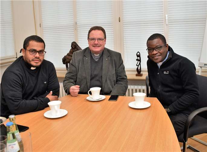 Pfarrer Bernhard Dobelke (Mitte) erläuterte die Probleme in der Kath. Kirche. Links Kaplan Carlos Mendoza-Sandoval. Rechts Kaplan Milongo Thibault.Foto: EICH