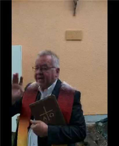 Pfarrer Birkenheier segnete das erste Coronakreuz ein. Foto: Jörg Lempertz