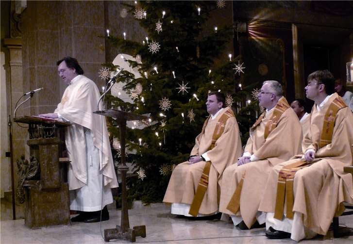 Pfarrer Bretz (l.) verabschiedete sich von seiner Gemeinde. Interessiert hörten die (weiter v.l.) Patres Ignatius und Christoph sowie Dechant Hüsch seiner Ansprache zu.BSB