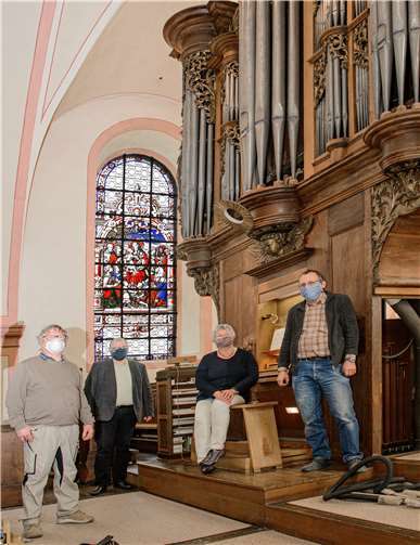 Generalreinigung der „Stumm-Orgel“ Pfarrer Christian Scheinost (2. v. l.) und Elvi Hubert begrüßten die Experten der Orgelbaufirma. Foto: Helmut Fink