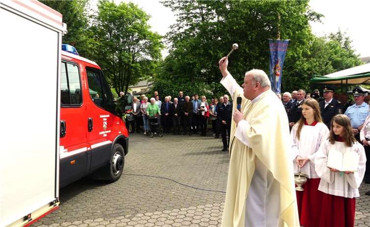 Pfarrer Christoph Kübler verlieh dem neuen Einsatzfahrzeug der Feuerwehr Alflen den christlichen Segen.