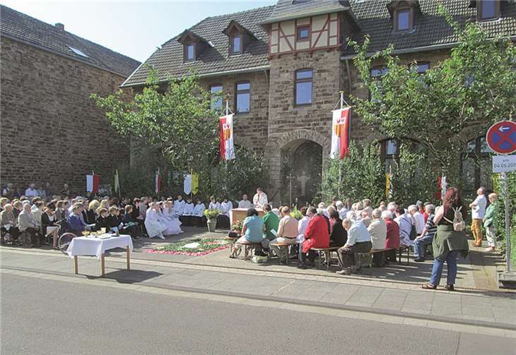 Pfarrer Dörrenbächer zelebrierte vor zahlreichen Besuchern die Messe.privat
